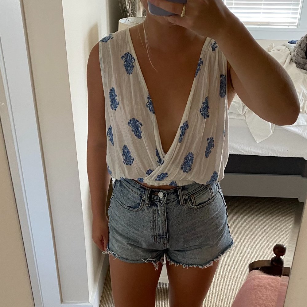 white&blue paisley cropped deep v tank top